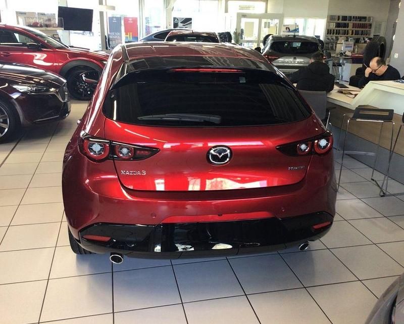 Neu Mazda 3 140 PS (102 kW) 2025 Rot Limousine