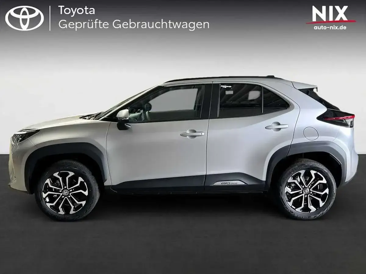 Neu Toyota Yaris Cross Team 131 PS (96 kW) 2026 Silber SUV