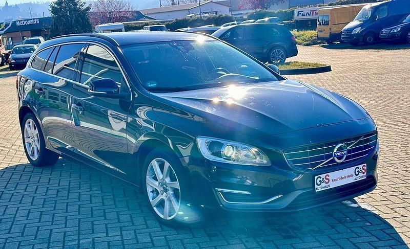 Gebraucht Volvo V60 Momentum 181 PS (133 kW) 2015 Schwarz Kombi