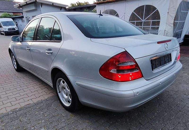 Gebraucht Mercedes E200 122 PS (89 kW) 2004 Brillantsilber  metalliclack Limousine