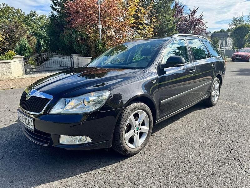 Schwarz Gebraucht 2012 Skoda Octavia Family Kombi | 3.490 € (Etwas zu teuer) - Bild 1/4
