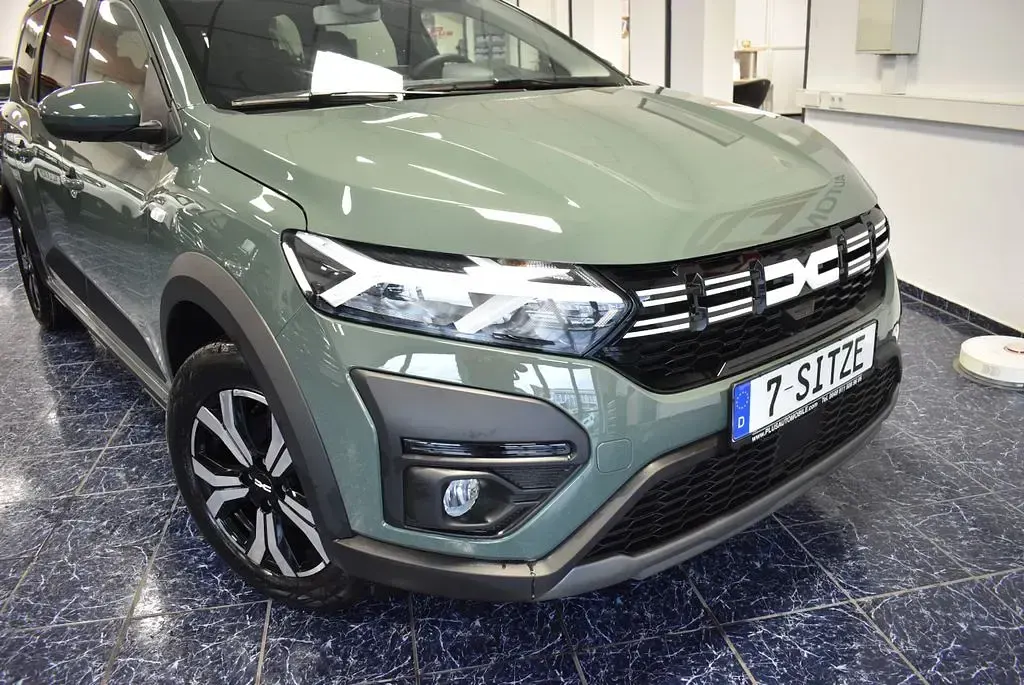 Gebraucht Dacia Jogger Expression 141 PS (103 kW) 2023 Moton lichen kaki Van / Kleinbus