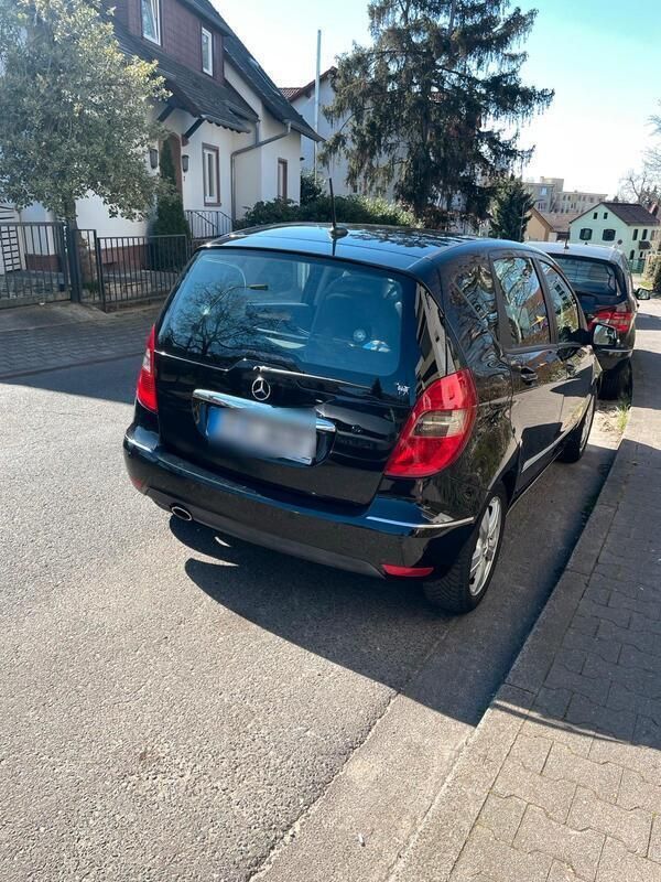 Schwarz Gebraucht 2011 Mercedes A160 Kleinwagen | 4.600 € (Fairer Preis) - Bild 1/4