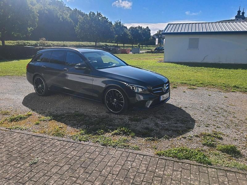 Schwarz Gebraucht 2018 Mercedes C300 Night Kombi | 24.000 € (Fairer Preis) - Bild 1/4