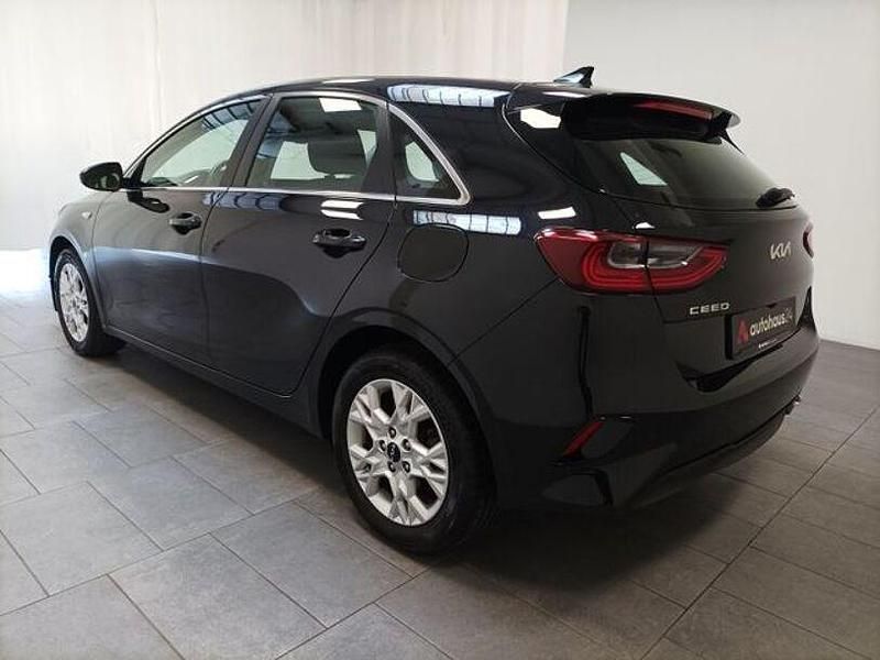 Usado Kia Ceed Vision 160 HP (117 kW) 2022 Preto Citadino