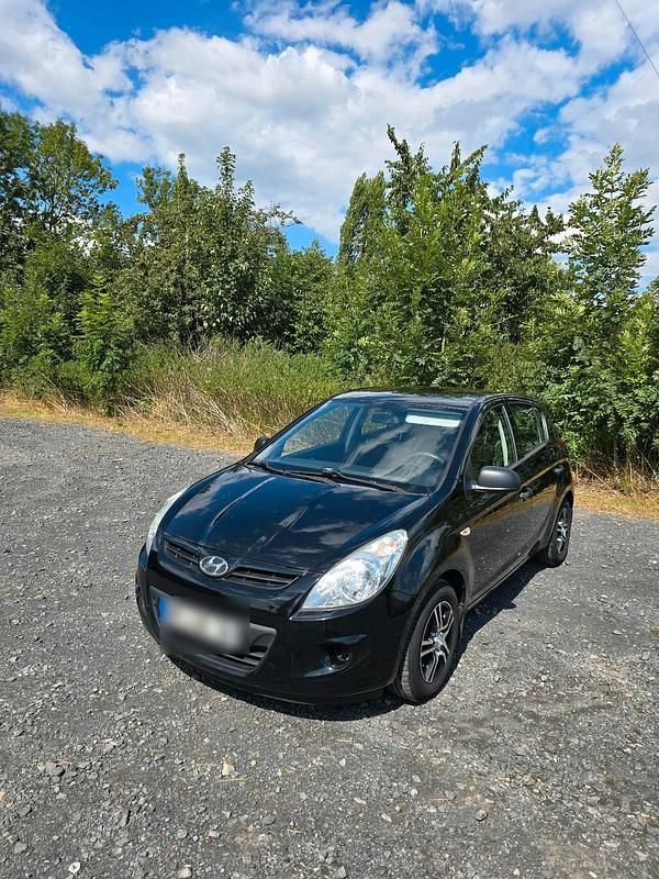Schwarz Gebraucht 2013 Hyundai i20 Kleinwagen | 2.250 € (Superpreis) - Bild 1/4