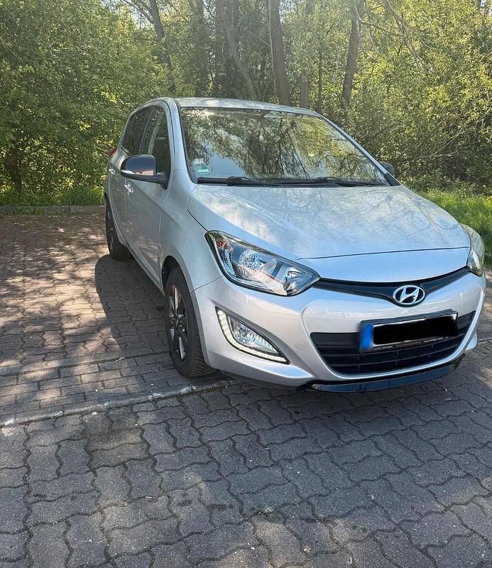 Gebraucht Hyundai i20 75 PS (55 kW) 2015 Silber Limousine