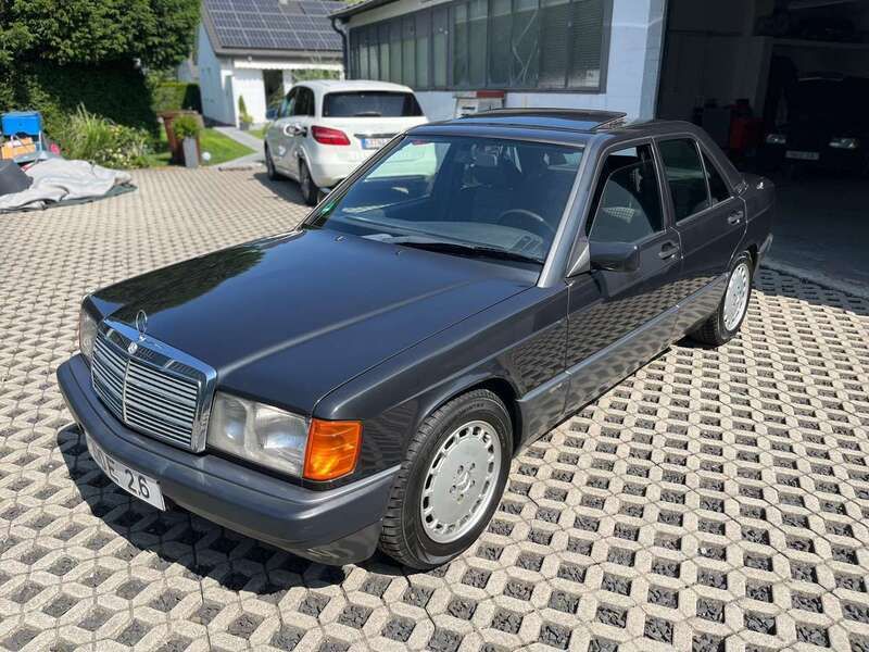 Blauschwarz 199 Gebraucht 1991 Mercedes 190 Sportline Limousine | 9.890 € - Bild 1/4