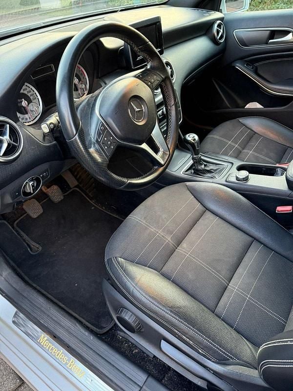 Gebraucht Mercedes A180 122 PS (89 kW) 2013 Silber Limousine