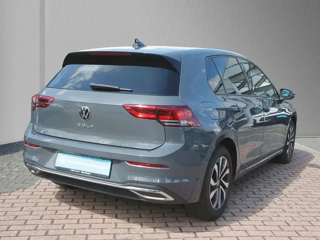 Gebraucht VW Golf VIII Active 150 PS (110 kW) 2023 Delfingrau metallic Limousine