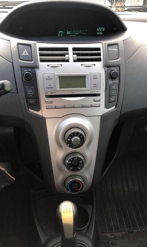 Silber Gebraucht 2006 Toyota Yaris Kleinwagen | 1.600 € (Guter Preis) - Bild 1/4