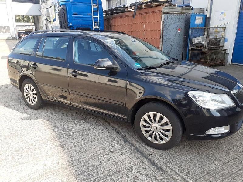Gebraucht Skoda Octavia Elegance 110 PS (80 kW) 2010 Grau Kombi
