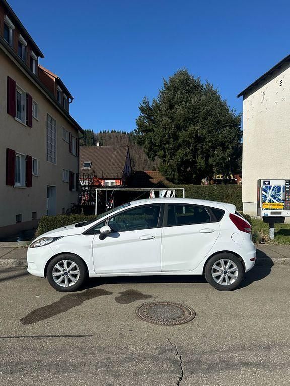 Gebraucht Ford Fiesta 82 PS (60 kW) 2010 Weiß Kleinwagen