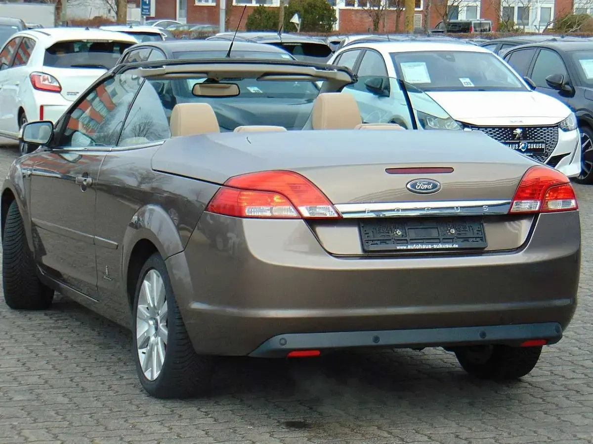 Gebraucht Ford Focus Cabriolet Titanium 145 PS (106 kW) 2008 Braun Cabrio