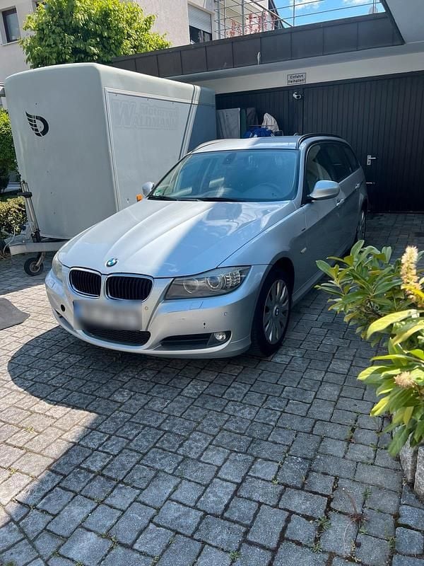 Silber Gebraucht 2012 BMW 320 Kombi | 3.999 € (Guter Preis) - Bild 1/4