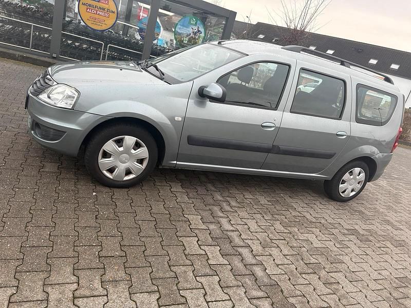 Grau Gebraucht 2010 Dacia Logan Limousine | 2.500 € - Bild 1/4