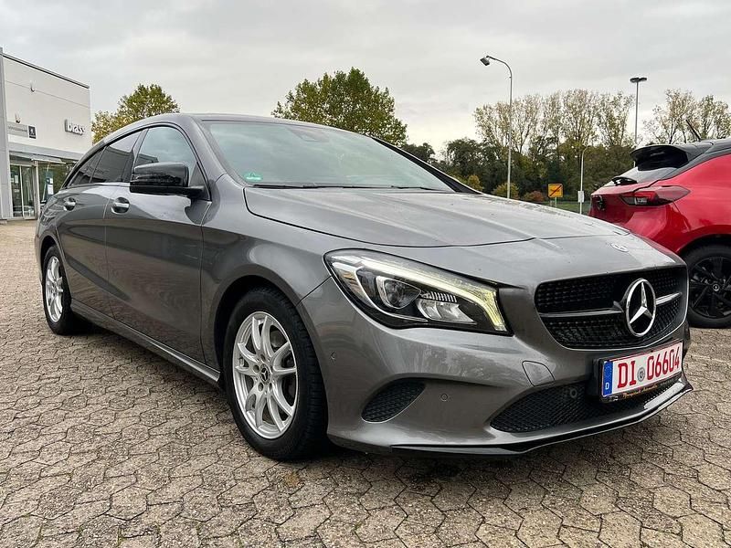 Gebraucht Mercedes CLA220 177 PS (130 kW) 2017 Mountaingrau  met. Limousine