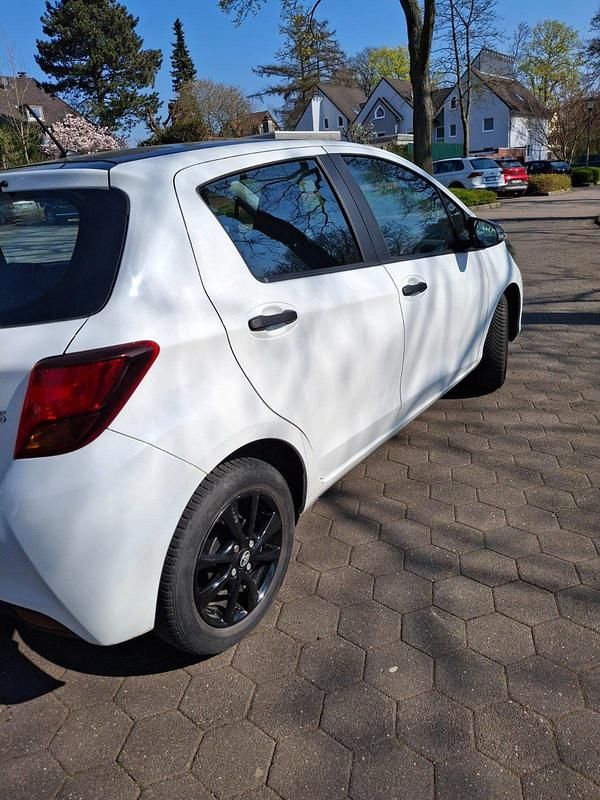 Gebraucht Toyota Yaris 45 PS (33 kW) 2015 Weiß Kleinwagen