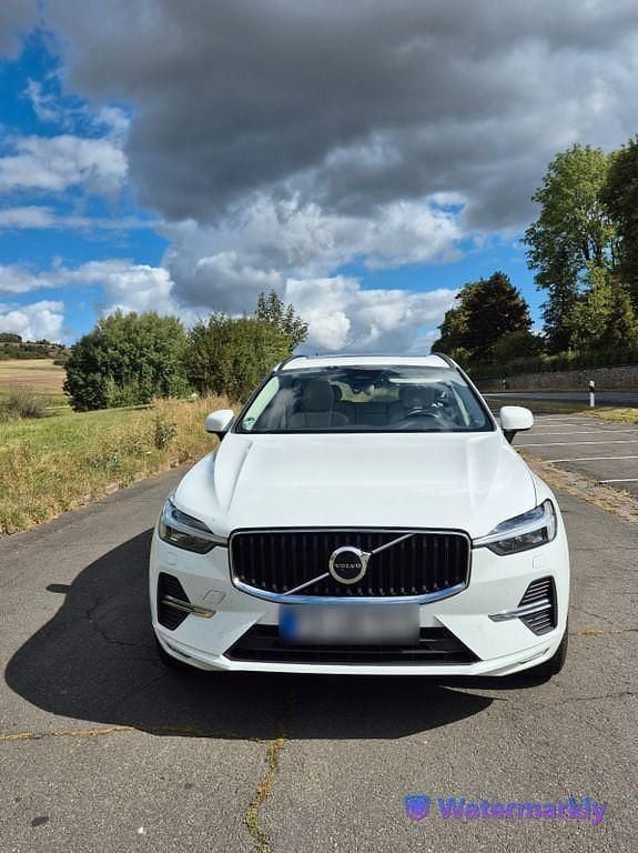 Weiß Gebraucht 2022 Volvo XC60 Momentum SUV | 30.000 € (Superpreis) - Bild 1/4