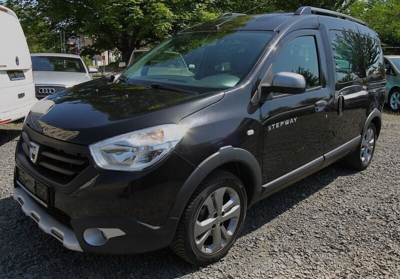 Schwarz Gebraucht 2016 Dacia Dokker Stepway Van | 10.880 € (Guter Preis) - Bild 1/4