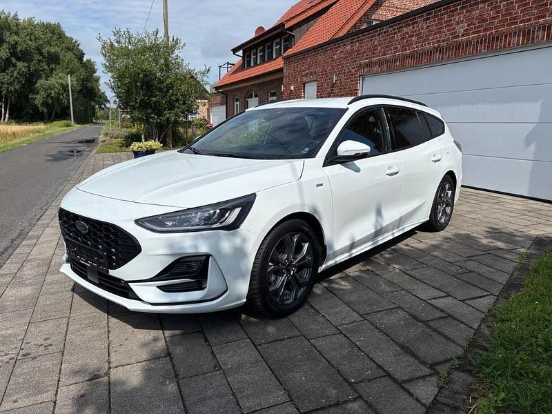 Weiß Gebraucht 2024 Ford Focus ST-Line Limousine | 19.690 € (Guter Preis) - Bild 1/4