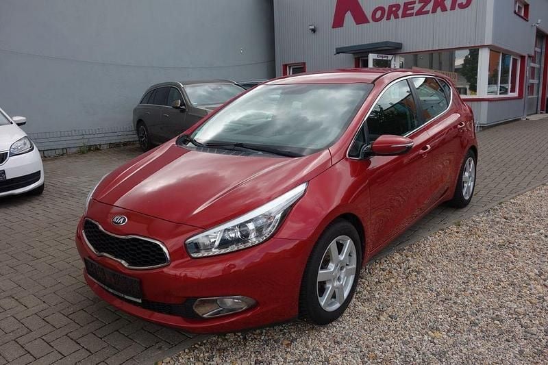 Rot Gebraucht 2013 Kia Ceed 2 Limousine | 5.589 € (Fairer Preis) - Bild 1/4