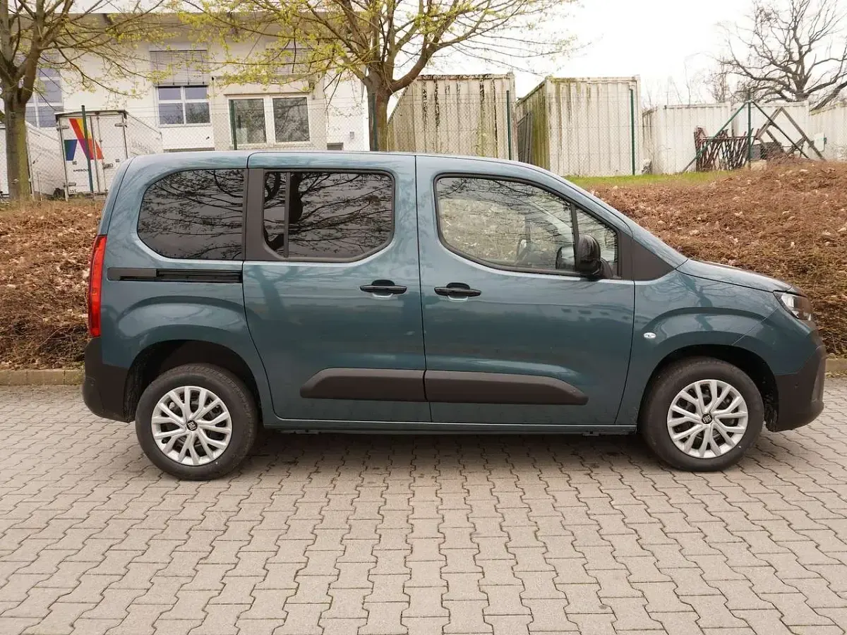 Neu Fiat Doblò 131 PS (96 kW) 2026 Blau Van / Kleinbus