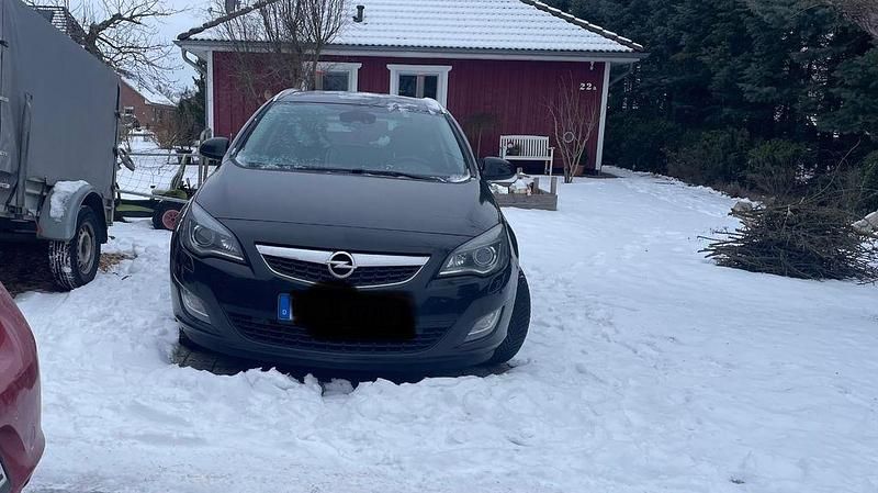 Gebraucht Opel Astra Innovation 140 PS (102 kW) 2011 Schwarz Kombi