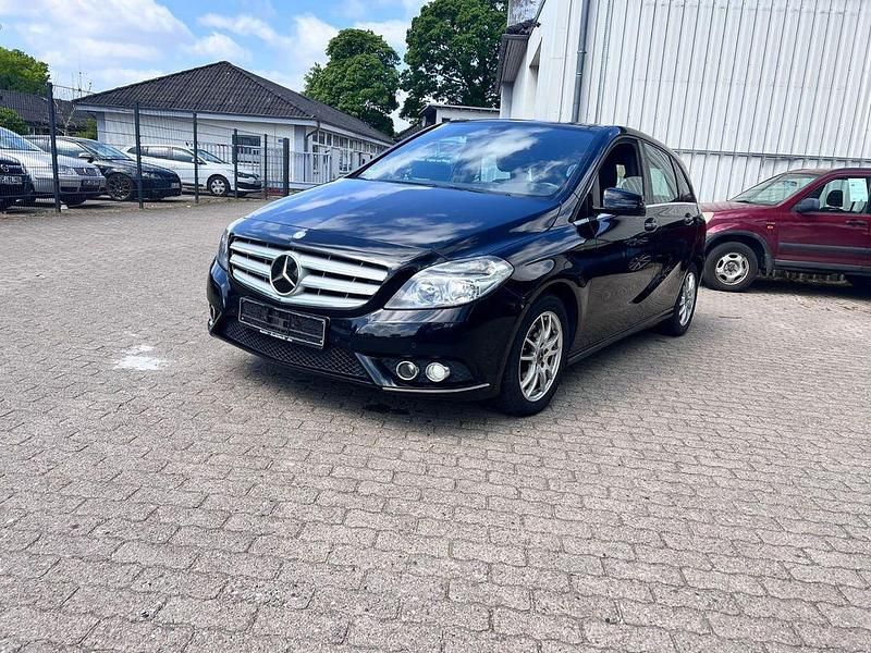 Schwarz Gebraucht 2012 Mercedes 200 Limousine | 8.400 € (Superpreis) - Bild 1/4