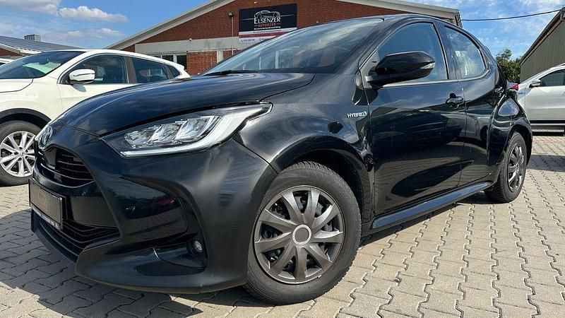 Schwarz Gebraucht 2021 Toyota Yaris Hybrid Team Limousine | 16.299 € (Superpreis) - Bild 1/4