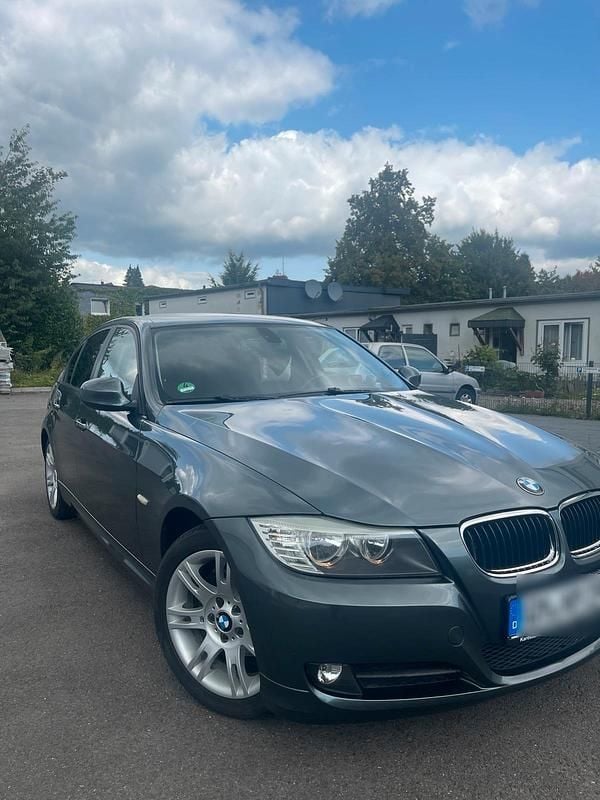 Grün Gebraucht 2010 BMW 318 Limousine | 3.200 € (Superpreis) - Bild 1/4