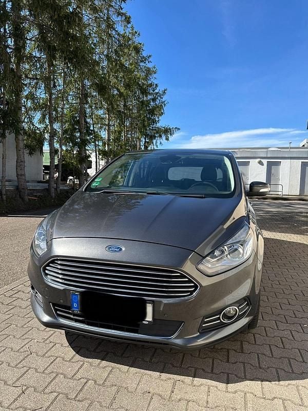 Grau Gebraucht 2015 Ford S-MAX Van / Kleinbus | 10.000 € (Guter Preis) - Bild 1/4