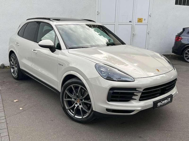 Grau Gebraucht 2021 Porsche Cayenne Chrono SUV | 112.000 € - Bild 1/4