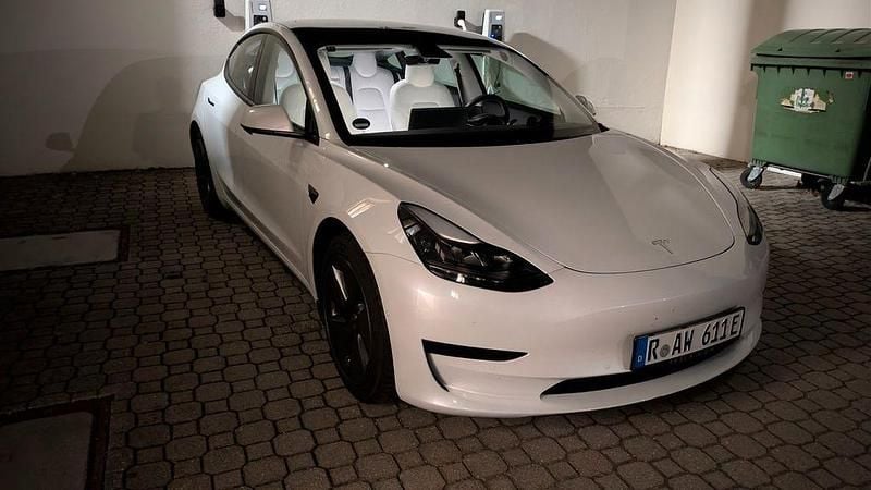 Weiß Gebraucht 2021 Tesla Model 3 Standard Range Plus Limousine | 22.999 € (Guter Preis) - Bild 1/3