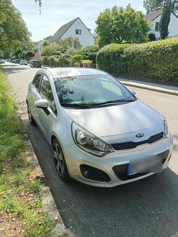 Silber Gebraucht 2013 Kia Rio Kleinwagen | 3.700 € (Fairer Preis) - Bild 1/4