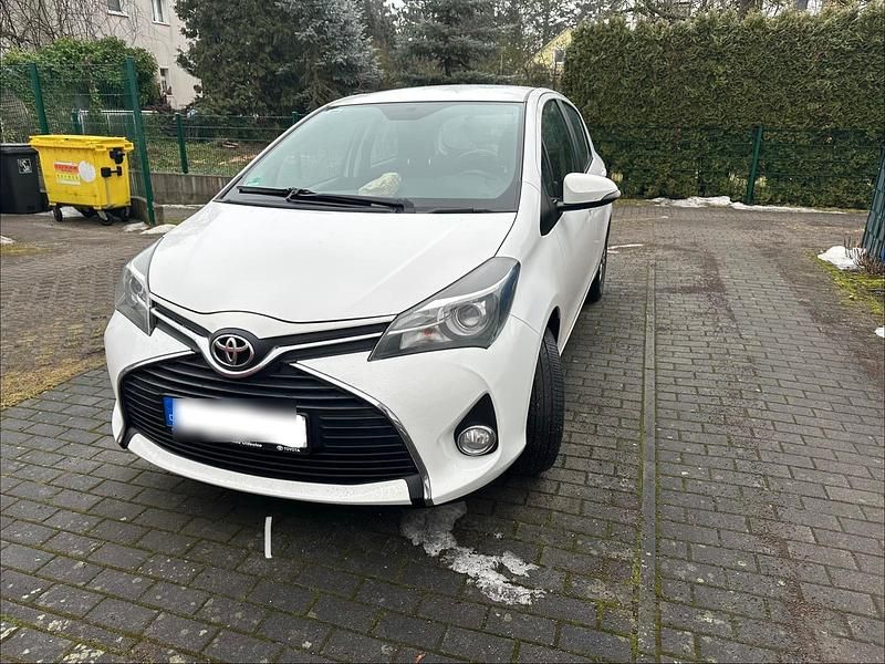 Gebraucht Toyota Yaris 99 PS (72 kW) 2016 Weiß Kleinwagen