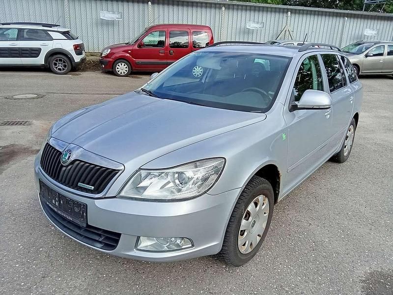 Brilliantsilber metallic Gebraucht 2012 Skoda Octavia GreenLine Kombi | 3.000 € - Bild 1/4