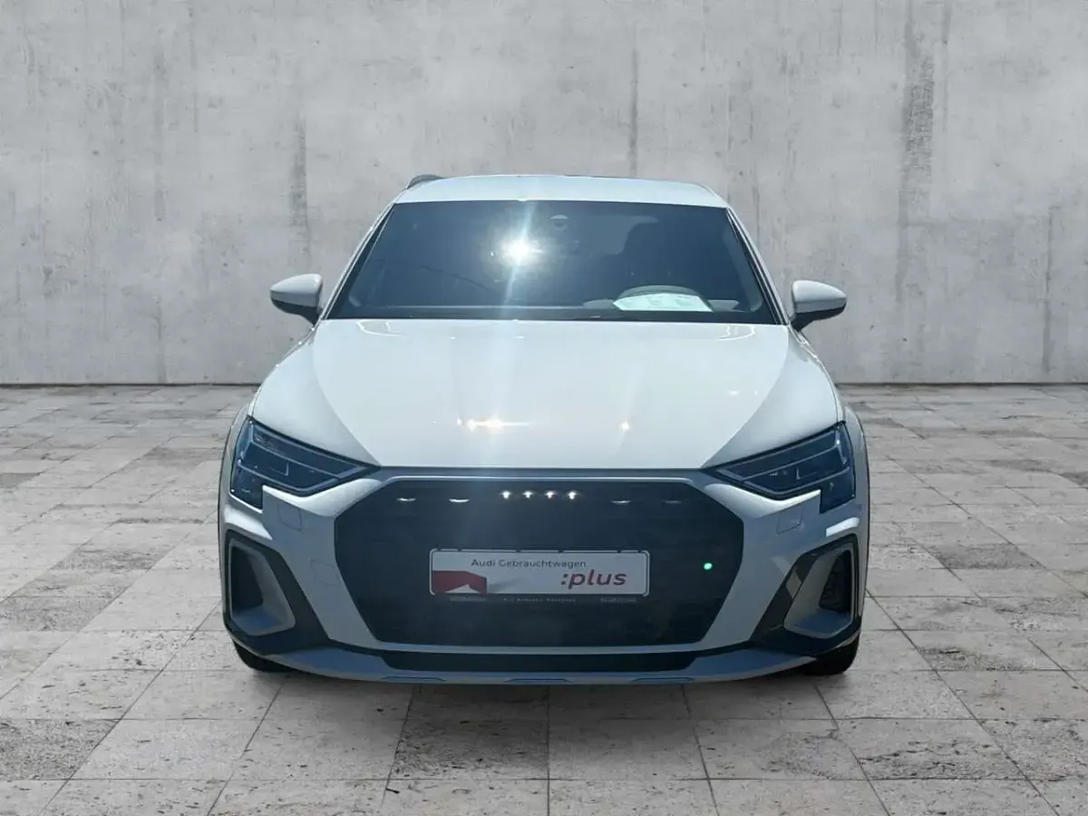 Gebraucht Audi A3 Performance 204 PS (150 kW) 2025 Gletscherweiß metallic Limousine
