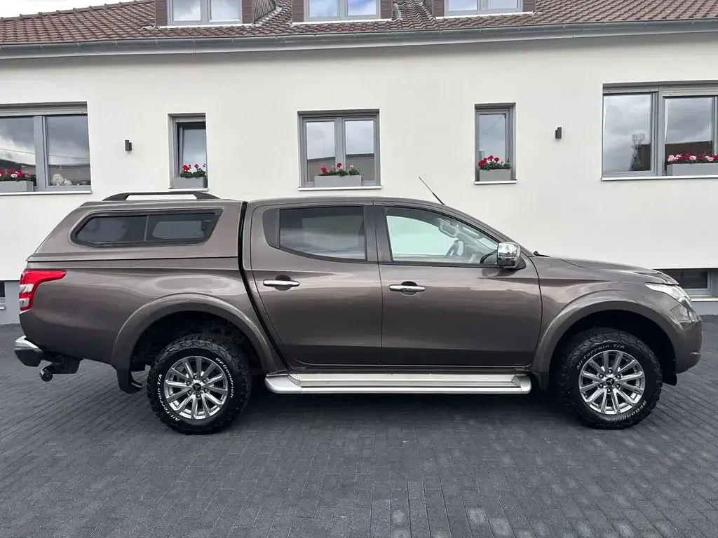 Gebraucht Mitsubishi L200 Plus 181 PS (133 kW) 2018 Braun Pickup