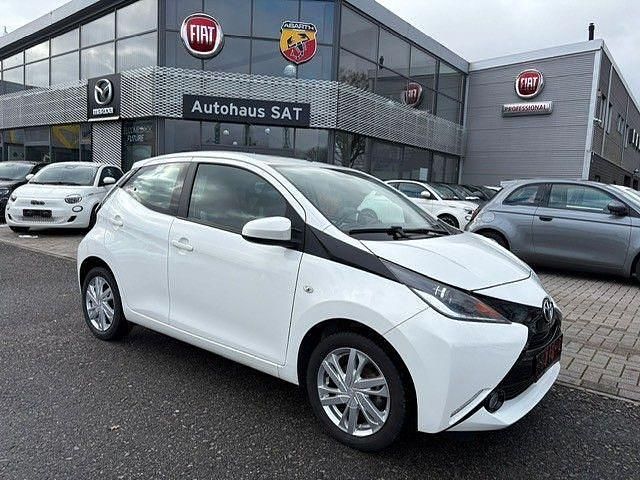 Gebraucht Toyota Aygo X-play 69 PS (50 kW) 2016 Weiß Kleinwagen