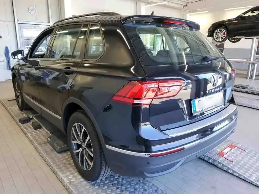 Second-hand VW Tiguan Life 150 CP (110 kW) 2023 Negru SUV