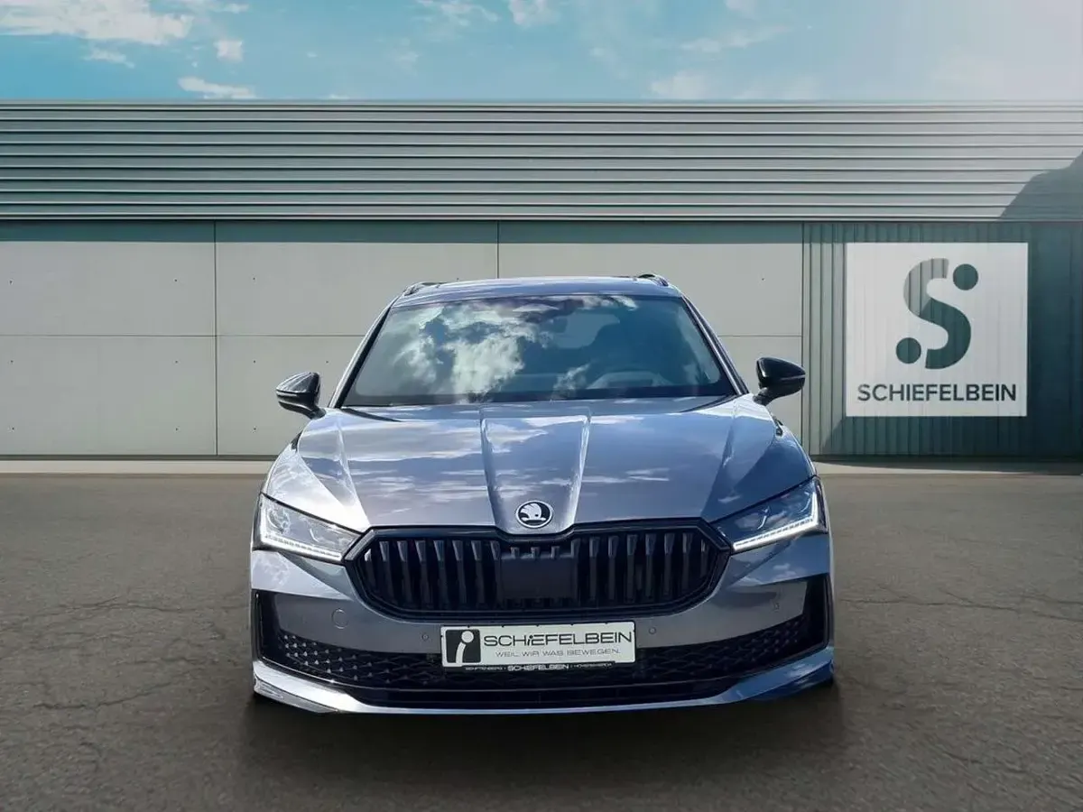 Gebraucht Skoda Superb SportLine 150 PS (110 kW) 2025 Graphitegrau metallic Kombi