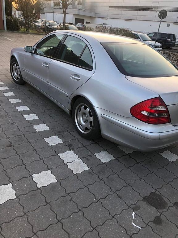 Gebraucht Mercedes E220 Classic 150 PS (110 kW) 2002 Silber Limousine