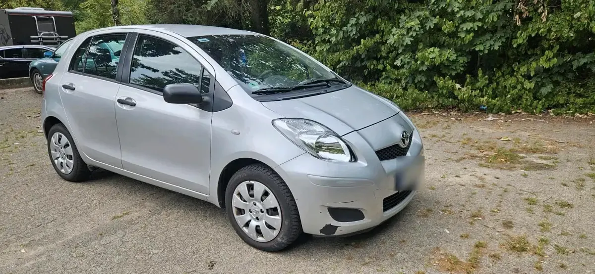 Gebraucht Toyota Yaris 99 PS (72 kW) 2011 Silber Kleinwagen