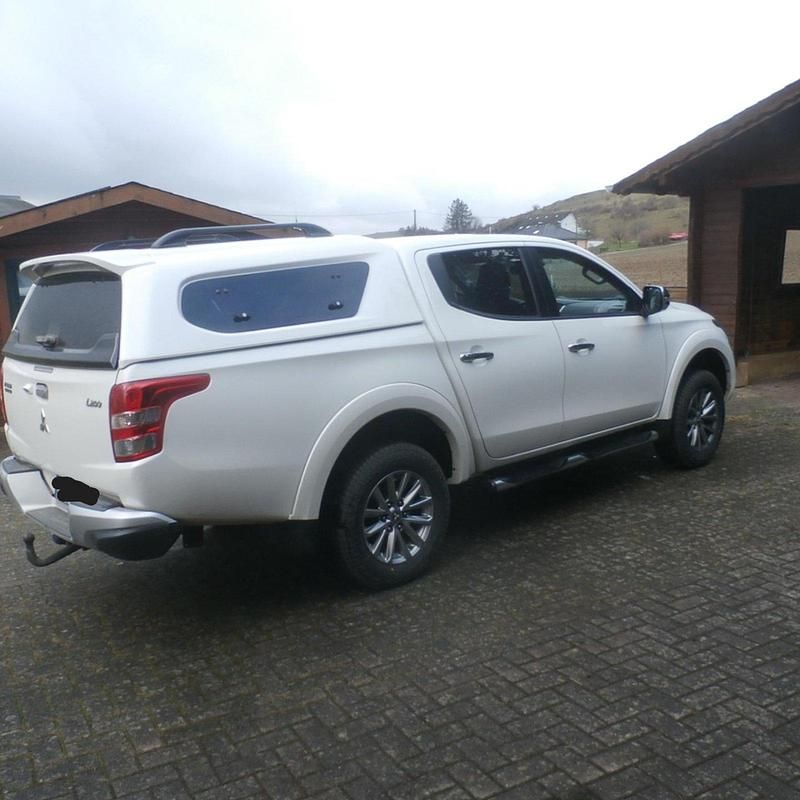 Weiß Gebraucht 2015 Mitsubishi L200 Abholung | 19.900 € (Fairer Preis) - Bild 1/4