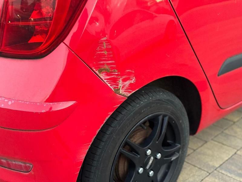 Gebraucht Hyundai i10 Classic 69 PS (50 kW) 2012 Rot Kleinwagen