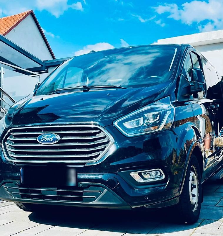 Gebraucht Ford Tourneo 185 PS (136 kW) 2022 Schwarz Van / Kleinbus