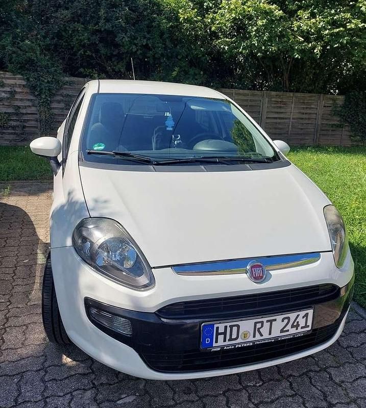 Weiß Gebraucht 2011 Fiat Punto Kleinwagen | 2.700 € (Fairer Preis) - Bild 1/4