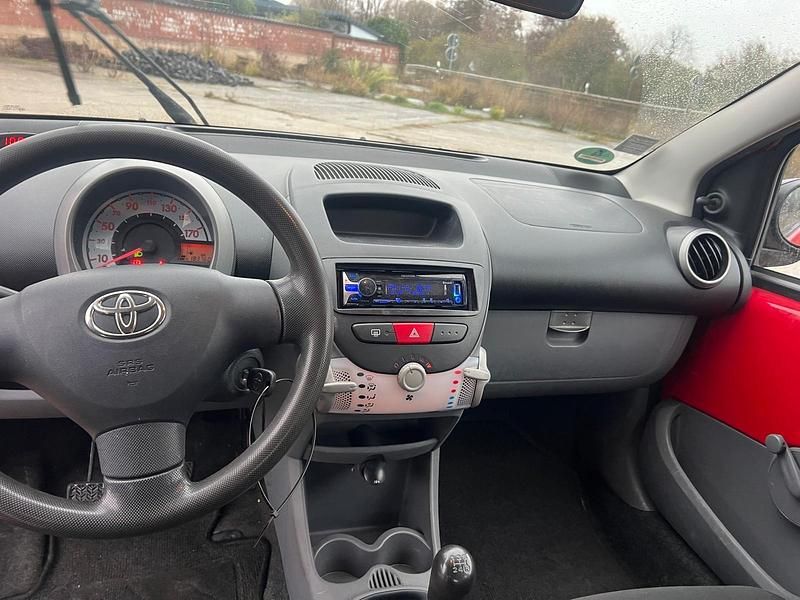 Gebraucht Toyota Aygo 68 PS (50 kW) 2010 Rot Kleinwagen