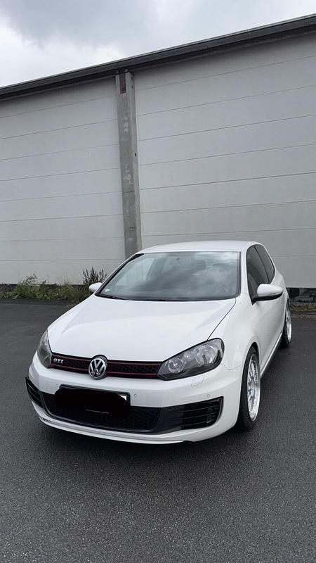 Weiß Gebraucht 2010 VW Golf VI GTI Kleinwagen | 9.999 € (Teuer) - Bild 1/4